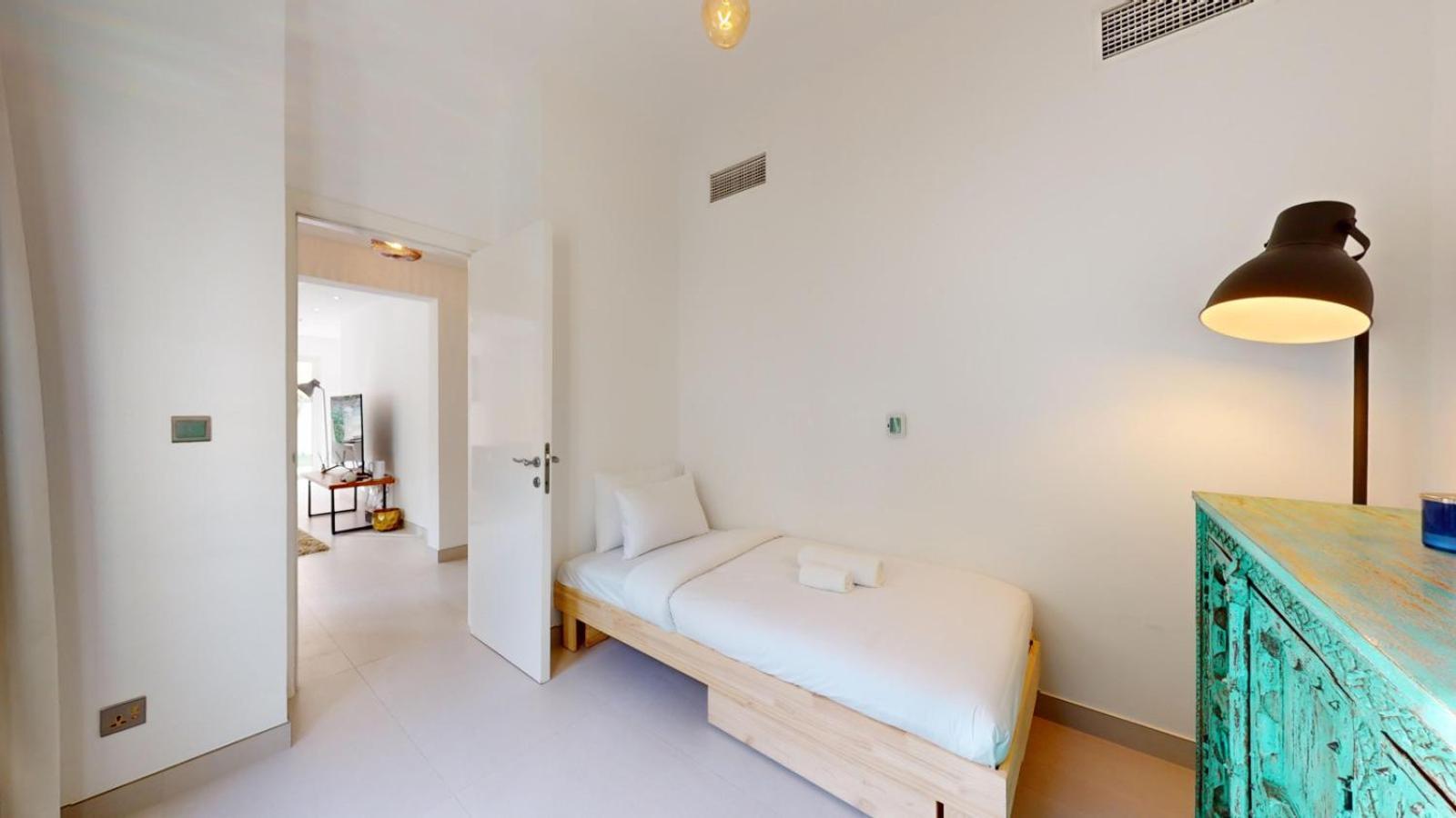 The Lakes - Contemporary Three Bedroom * Dubai