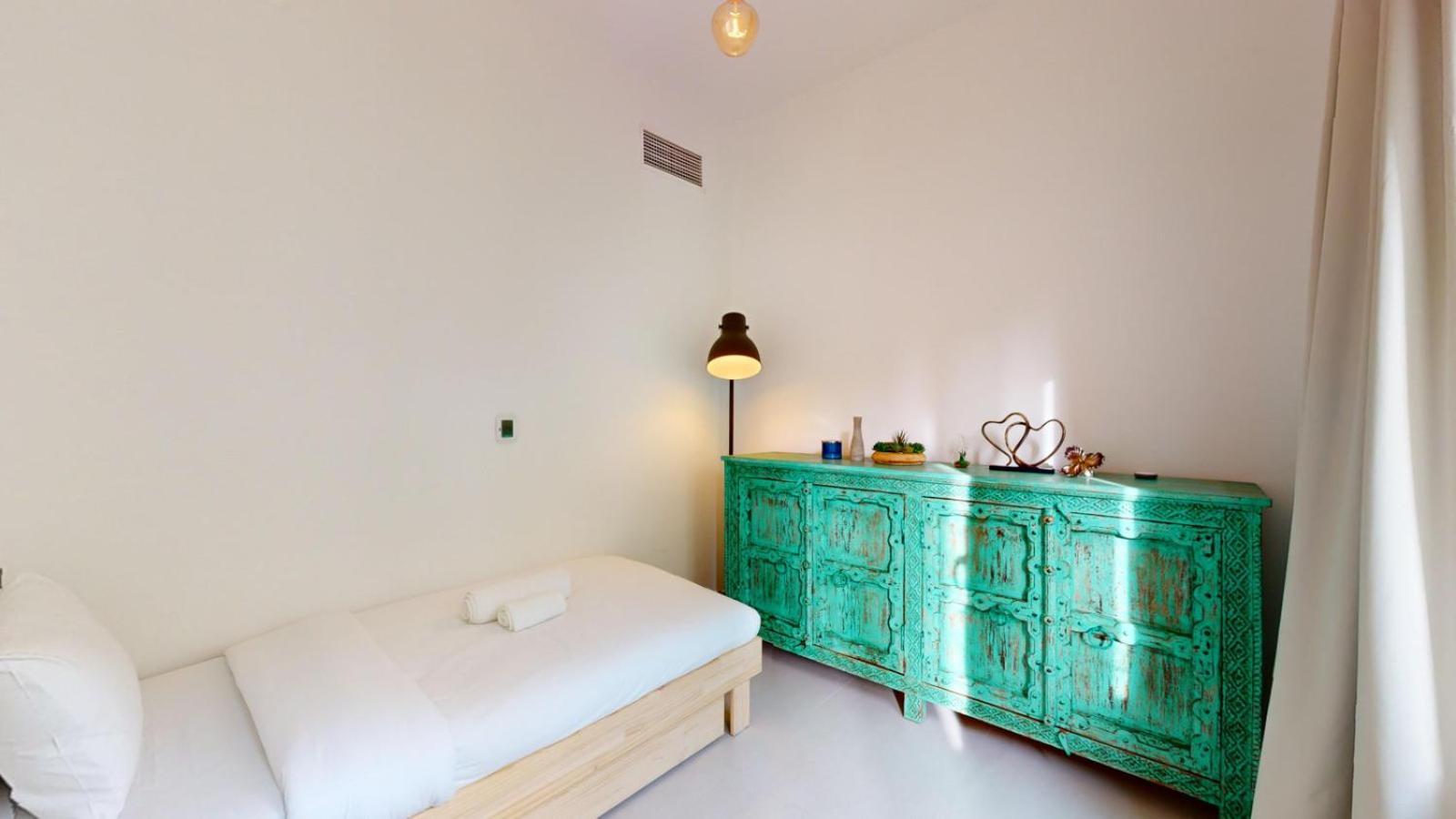 The Lakes - Contemporary Three Bedroom Holiday home Dubai
