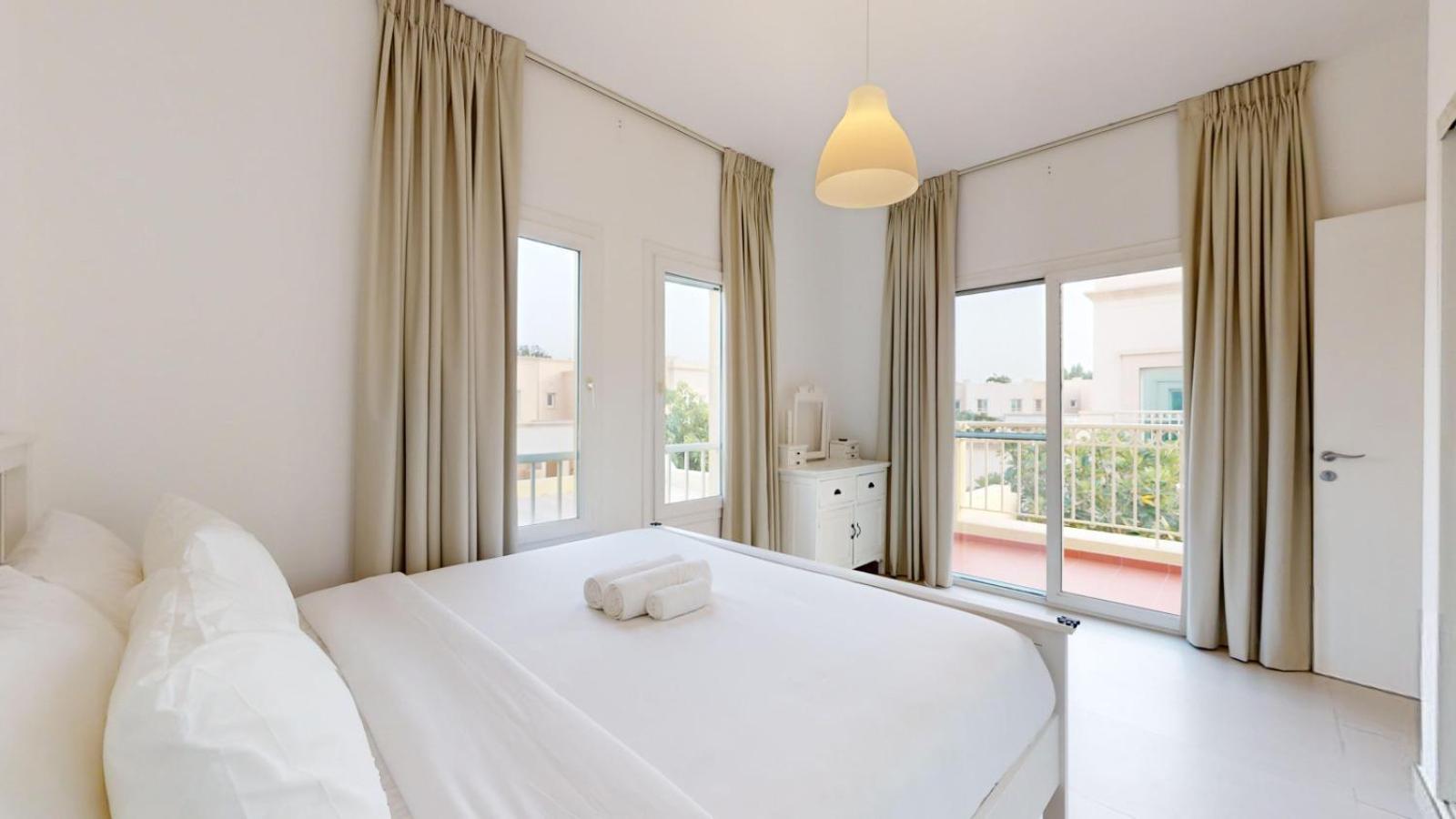 Holiday home The Lakes - Contemporary Three Bedroom Dubai