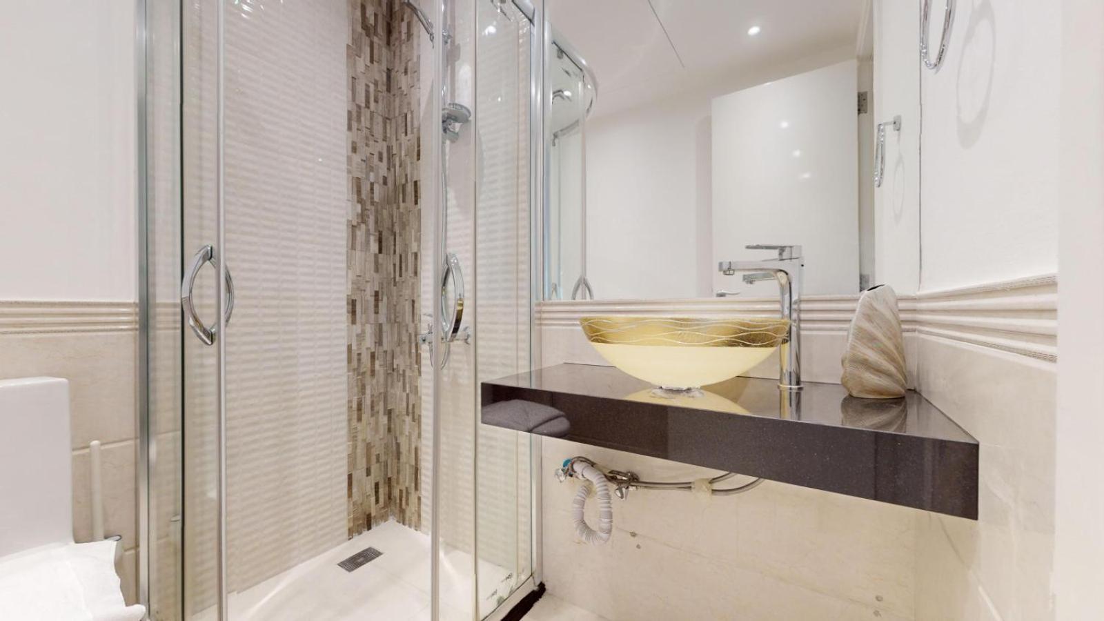 The Lakes - Contemporary Three Bedroom *