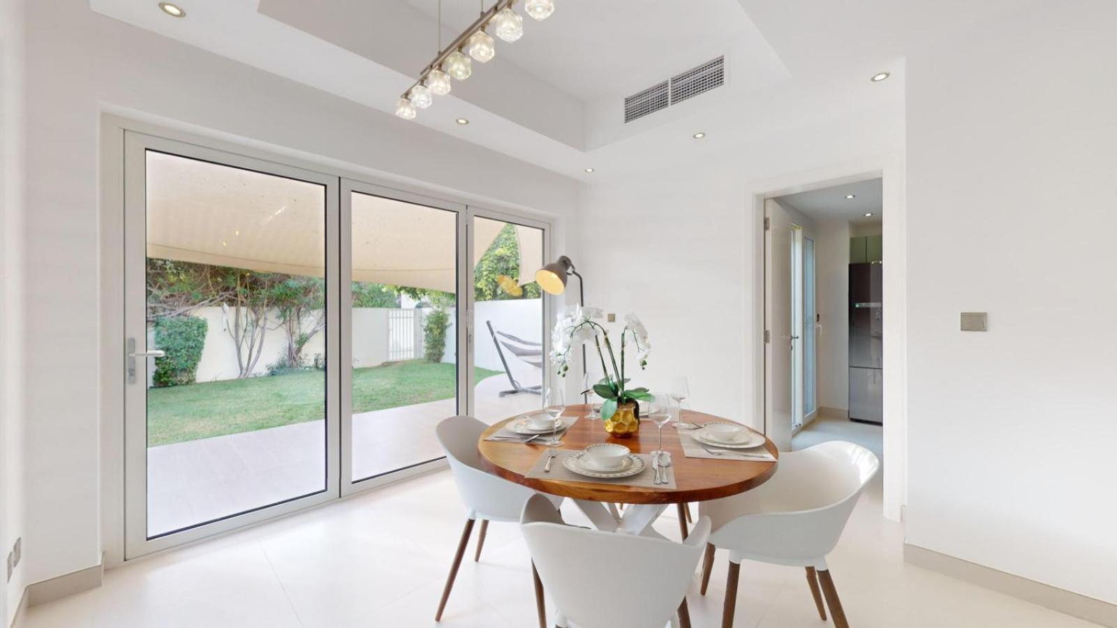 The Lakes - Contemporary Three Bedroom Dubai