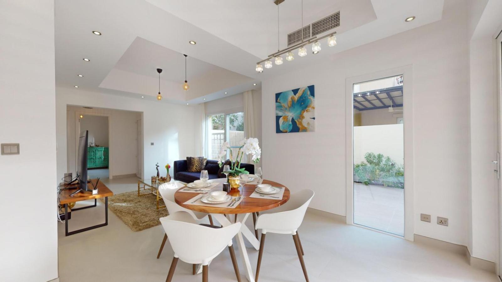 The Lakes - Contemporary Three Bedroom * Dubai