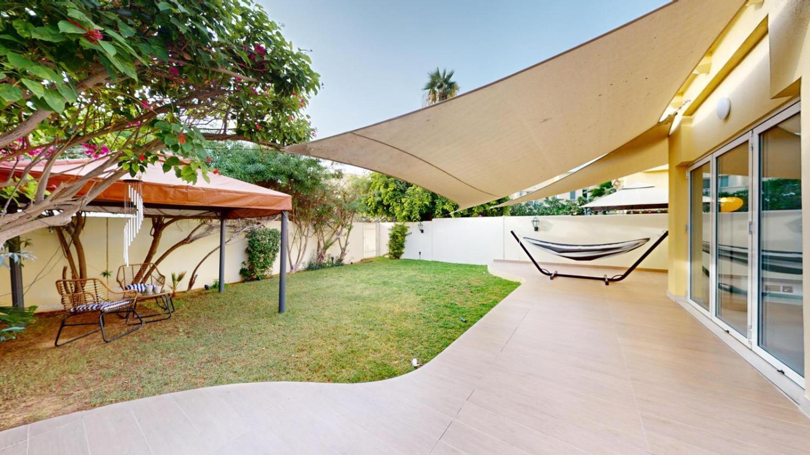 The Lakes - Contemporary Three Bedroom Holiday home Dubai