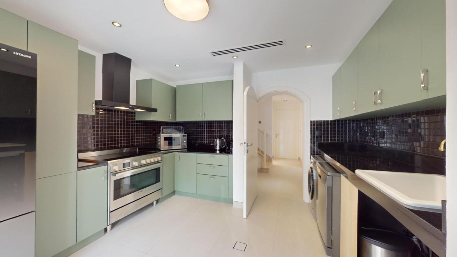 Holiday home The Lakes - Contemporary Three Bedroom Dubai