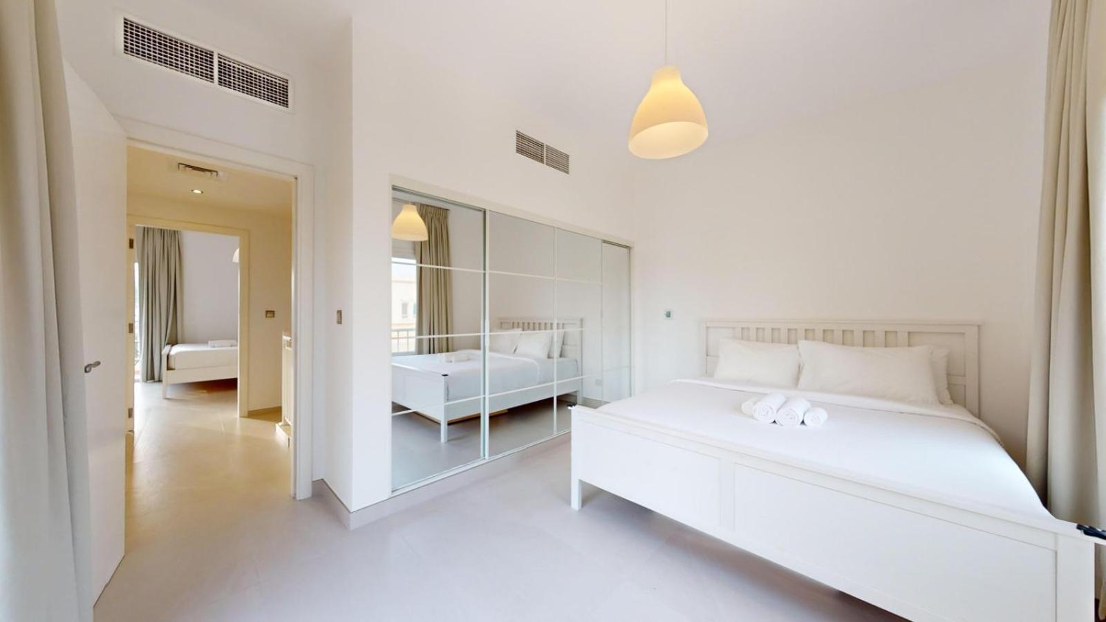 The Lakes - Contemporary Three Bedroom *