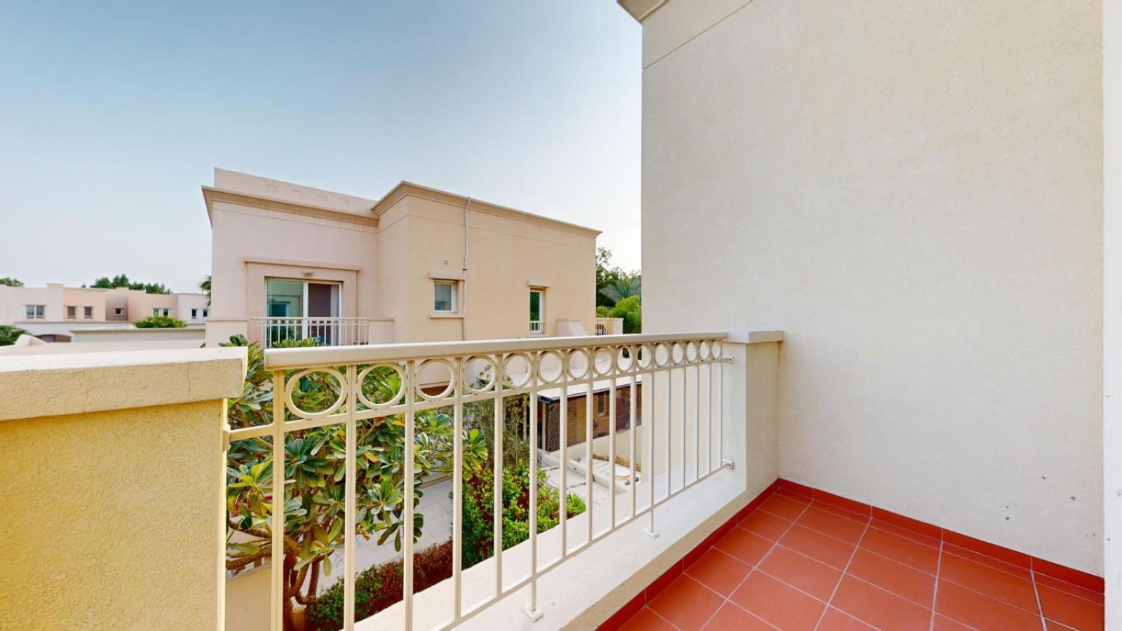 The Lakes - Contemporary Three Bedroom Dubai
