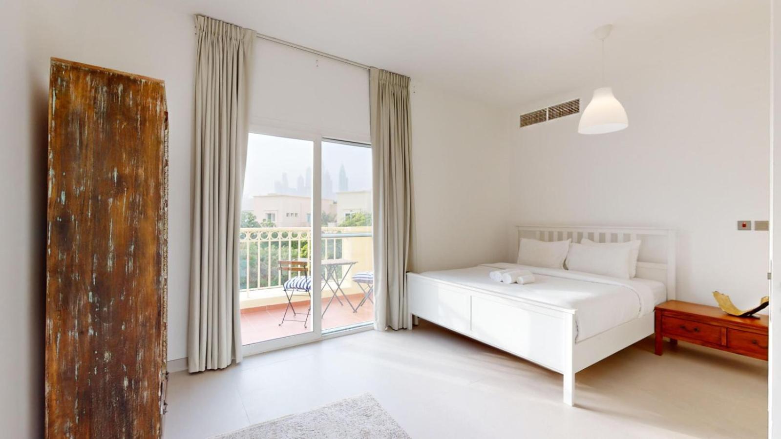 The Lakes - Contemporary Three Bedroom * Dubai