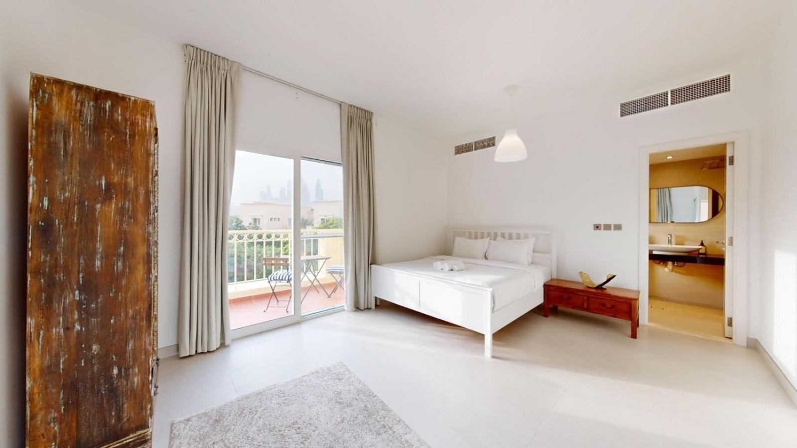 The Lakes - Contemporary Three Bedroom