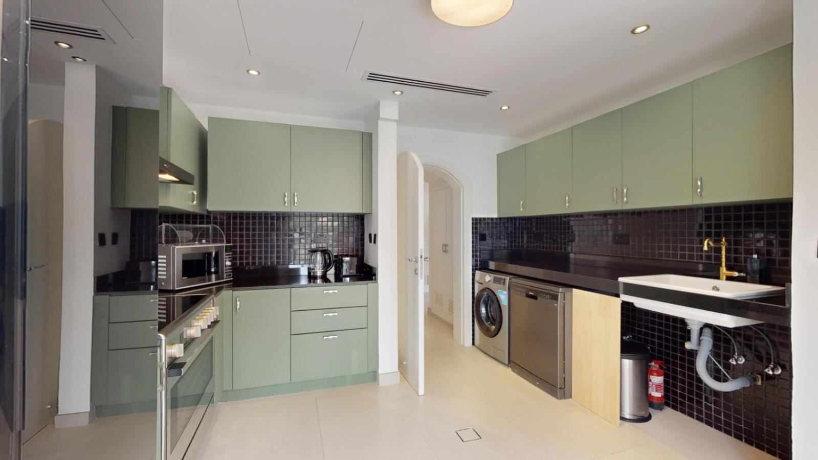The Lakes - Contemporary Three Bedroom Holiday home *