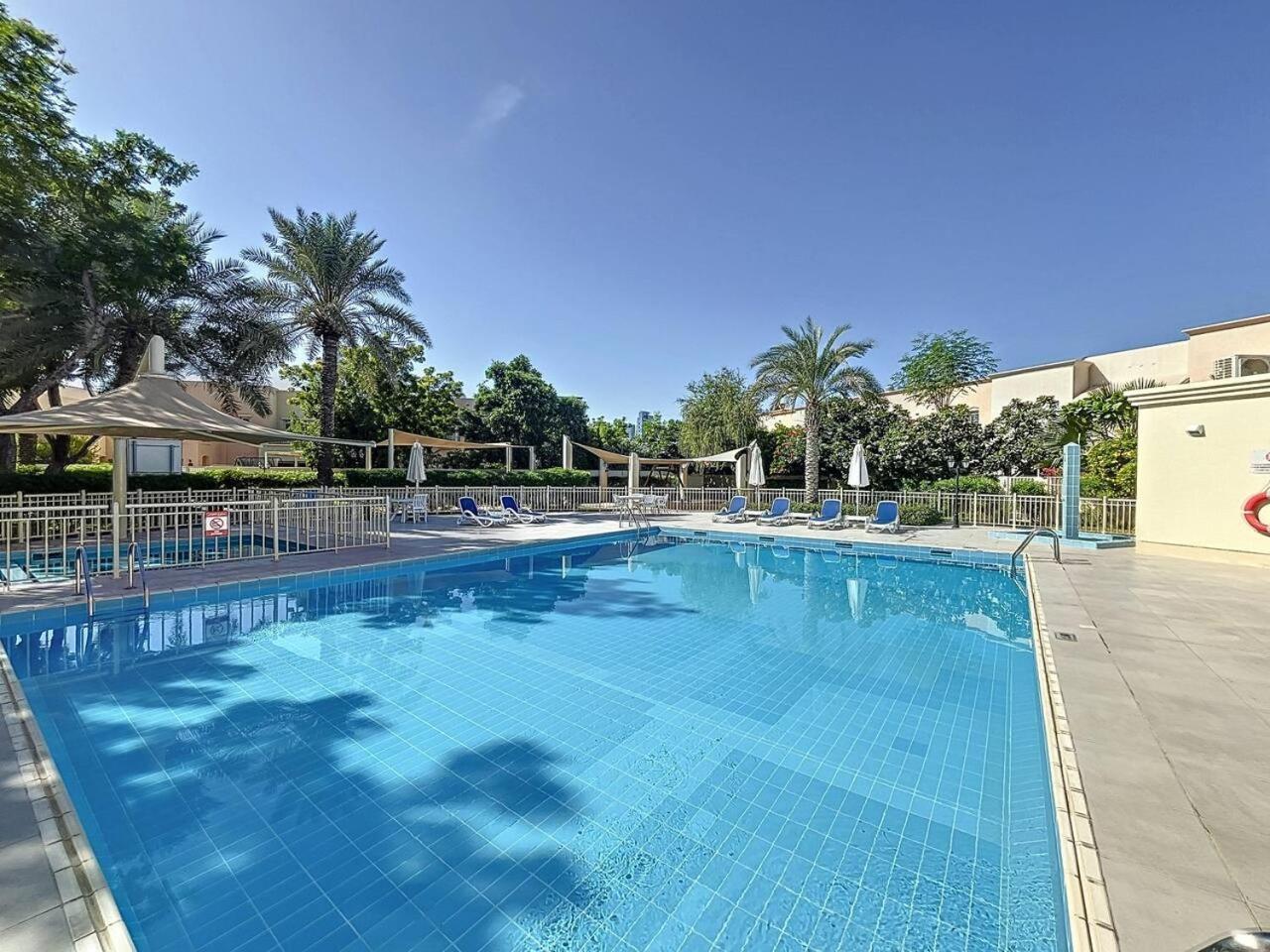 The Lakes - Contemporary Three Bedroom Holiday home Dubai