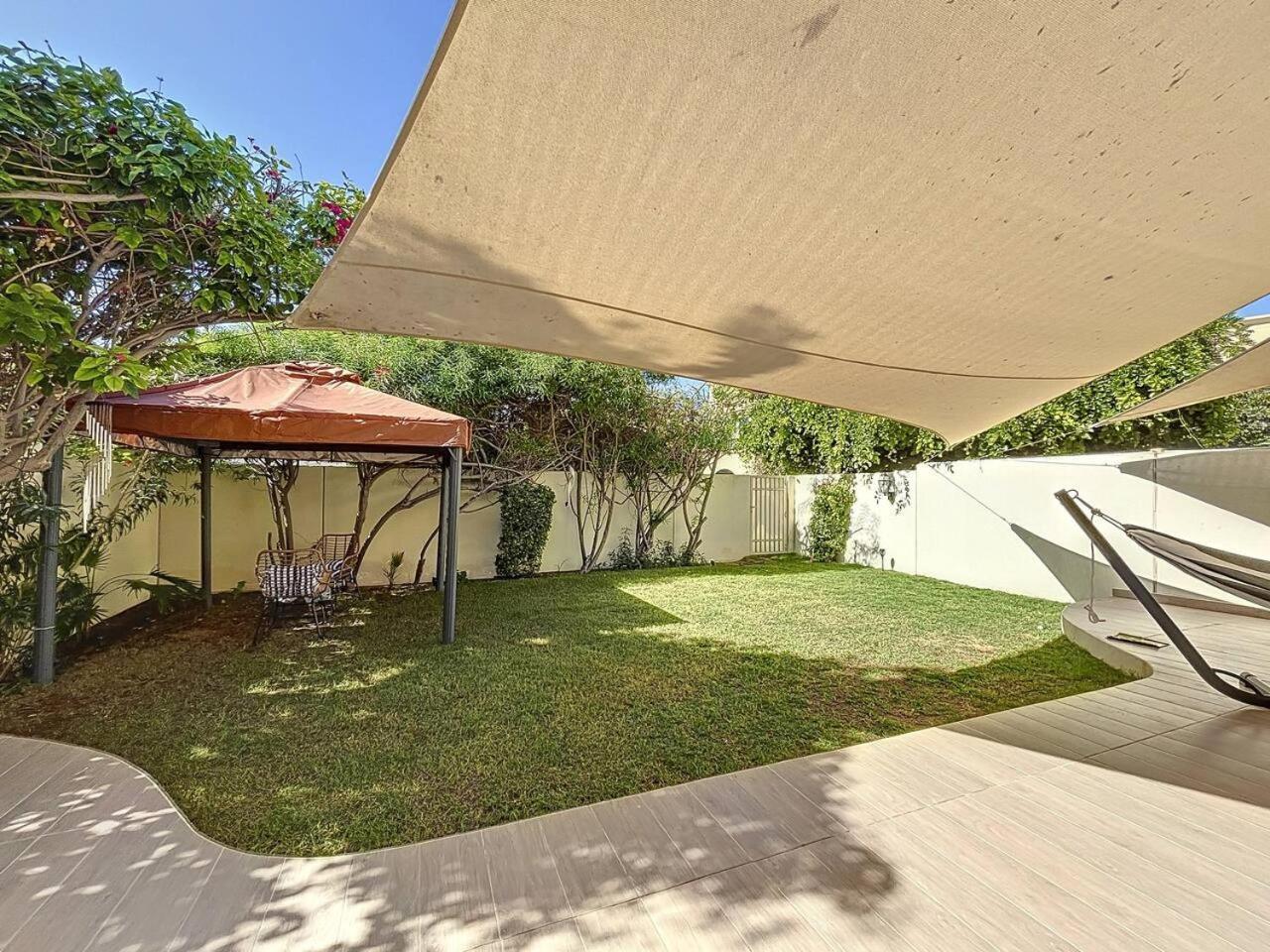 The Lakes - Contemporary Three Bedroom * Dubai
