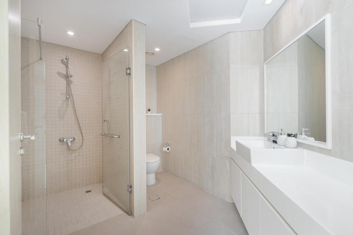 Beachfront Bliss Luxurious 3-br In Jbr Apartment
