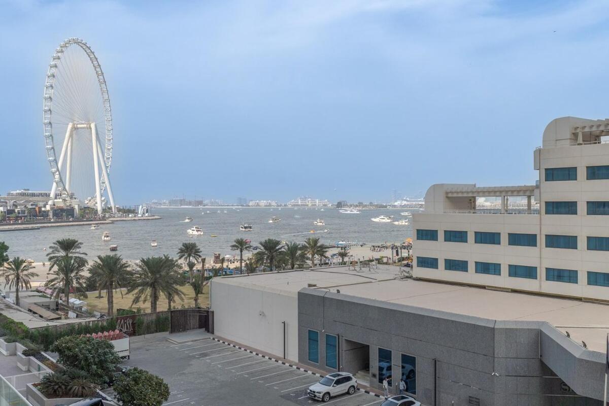 Beachfront Bliss Luxurious 3-br In Jbr Apartment *