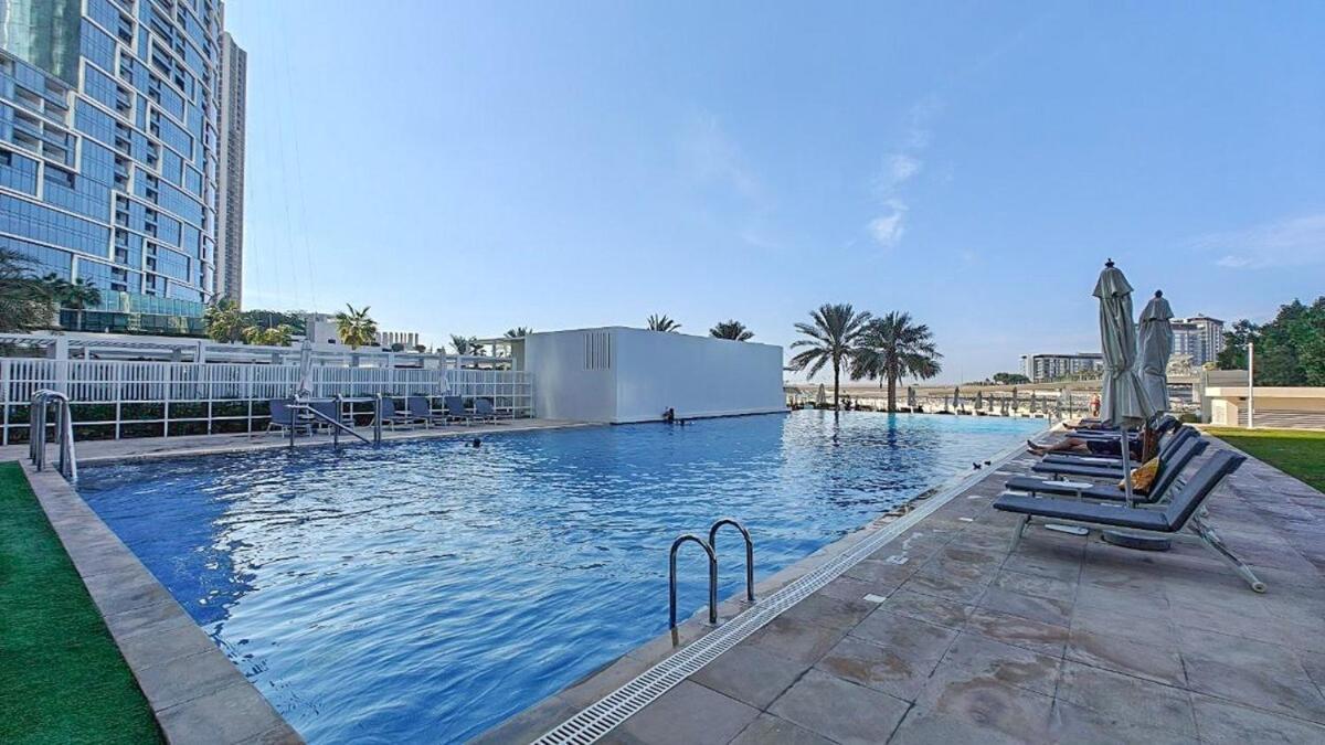 Beachfront Bliss Luxurious 3-br In Jbr Apartment Dubai