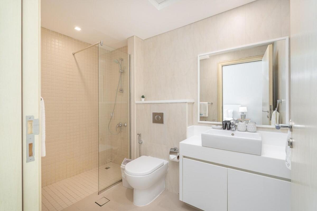 Beachfront Bliss Luxurious 3-br In Jbr Apartment *