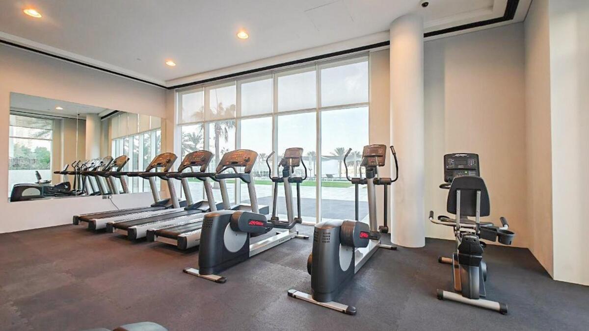 Beachfront Bliss Luxurious 3-br In Jbr Apartment