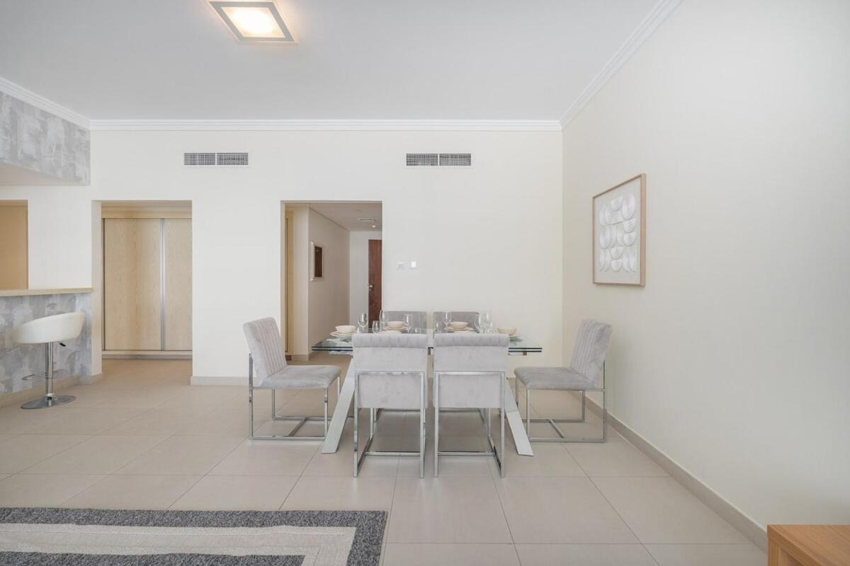 Beachfront Bliss Luxurious 3-br In Jbr Apartment