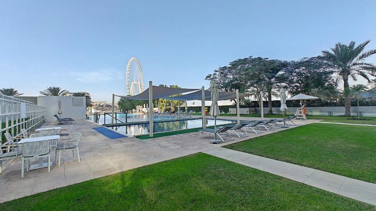 Beachfront Bliss Luxurious 3-br In Jbr Dubai