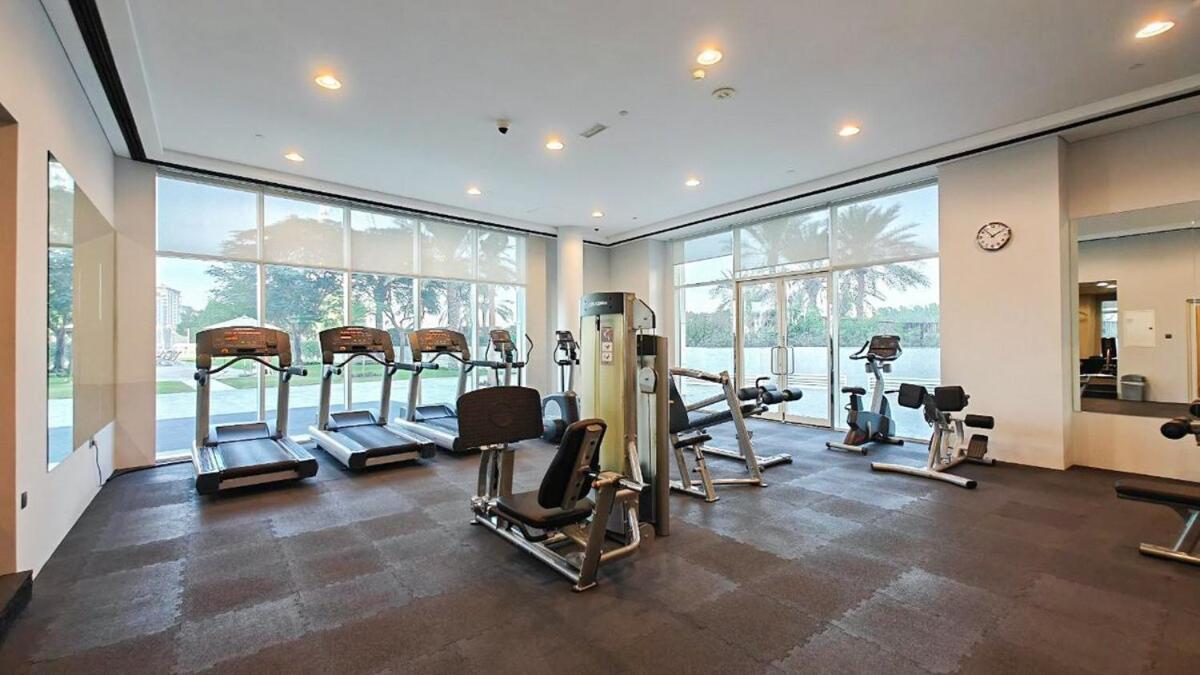 Beachfront Bliss Luxurious 3-br In Jbr Apartment