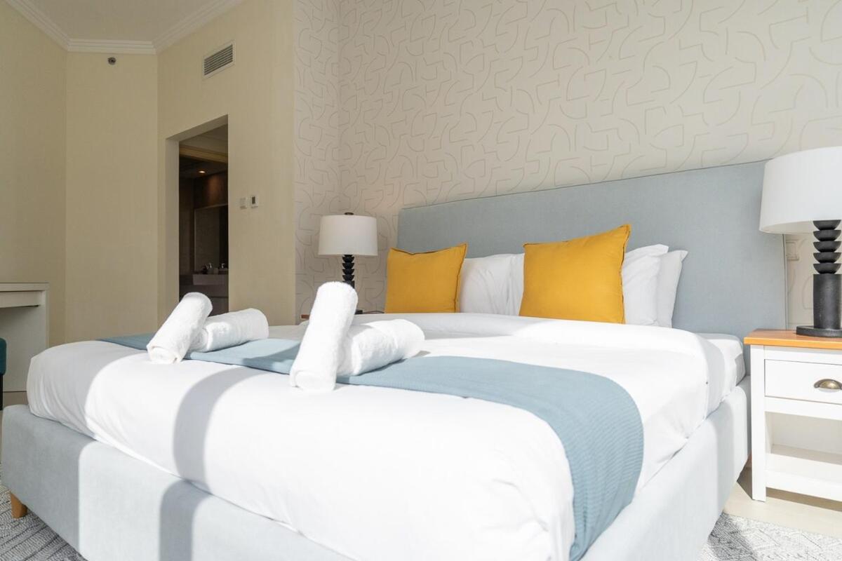 Beachfront Bliss Luxurious 3-br In Jbr Apartment Dubai
