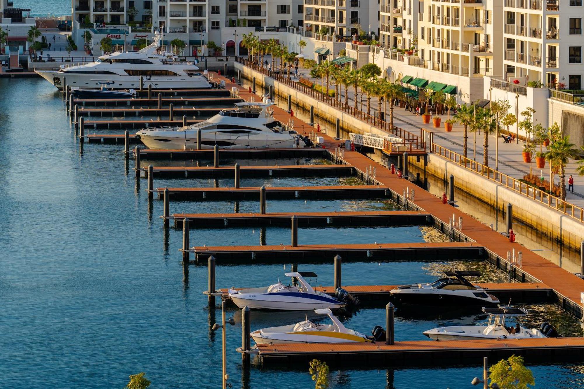 Wake Up To Yacht Views - 1br With Private Access & Baby Gear Apartment Dubai