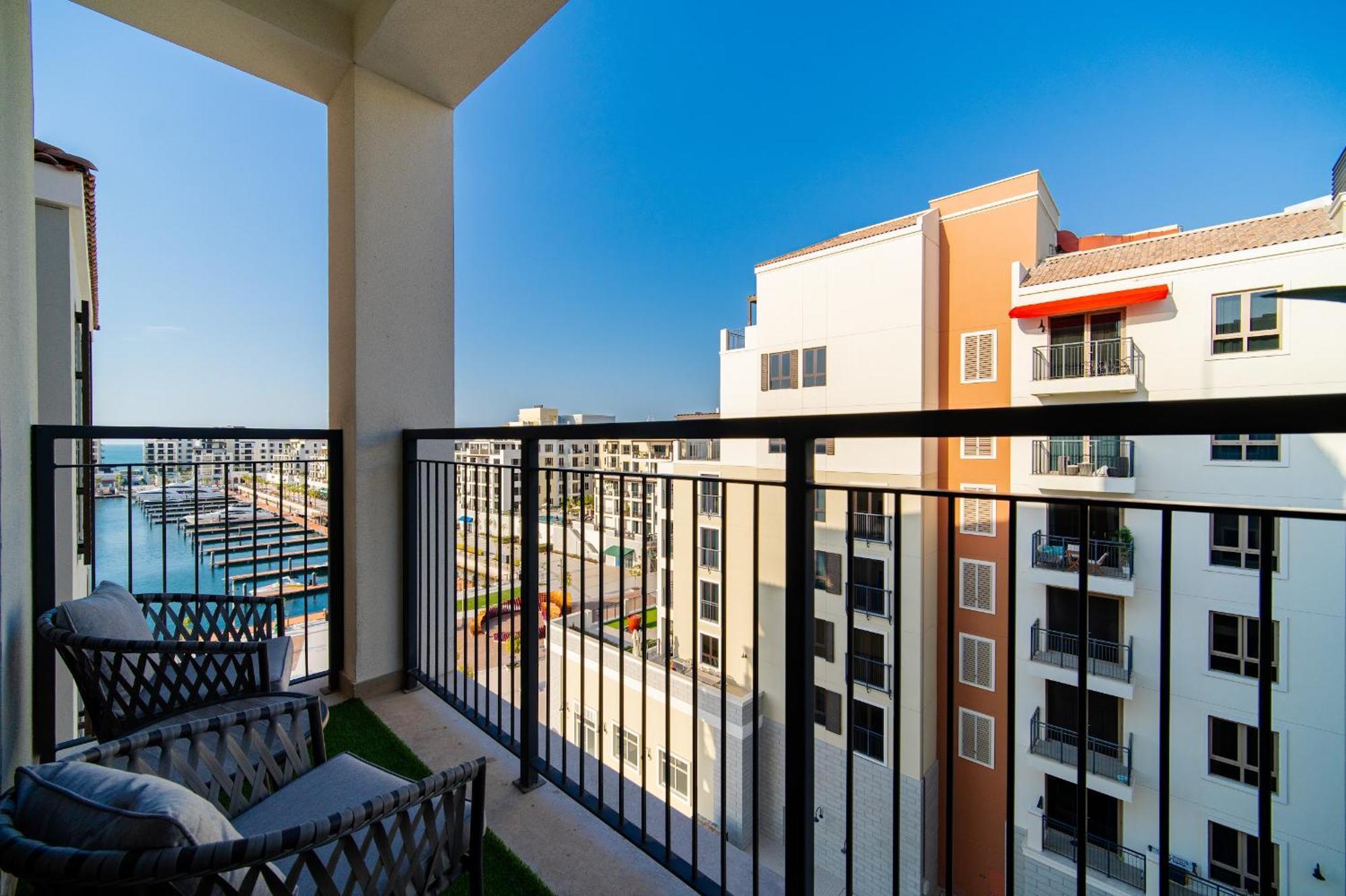 Apartment Wake Up To Yacht Views - 1br With Private Access & Baby Gear *