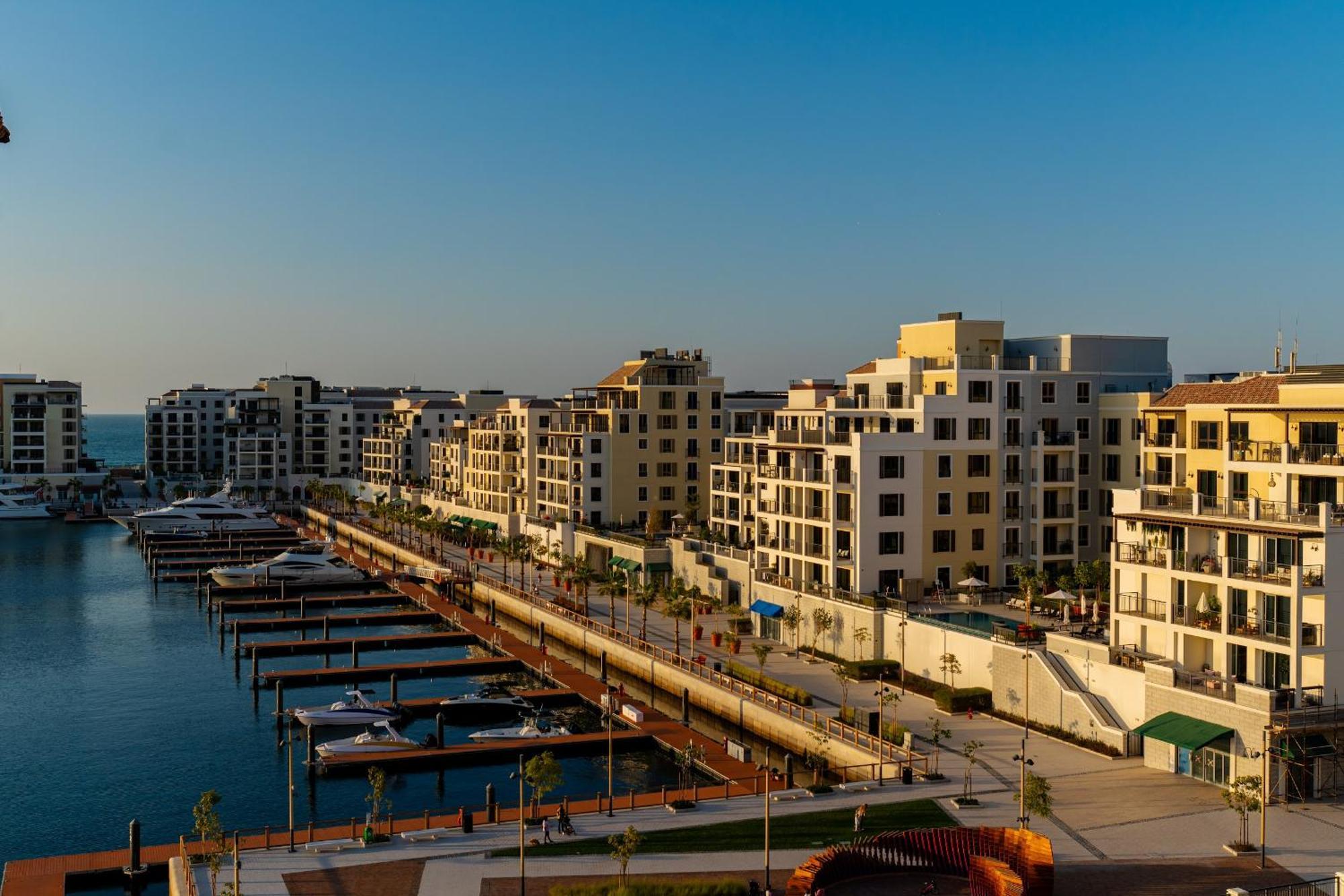 Wake Up To Yacht Views - 1br With Private Access & Baby Gear