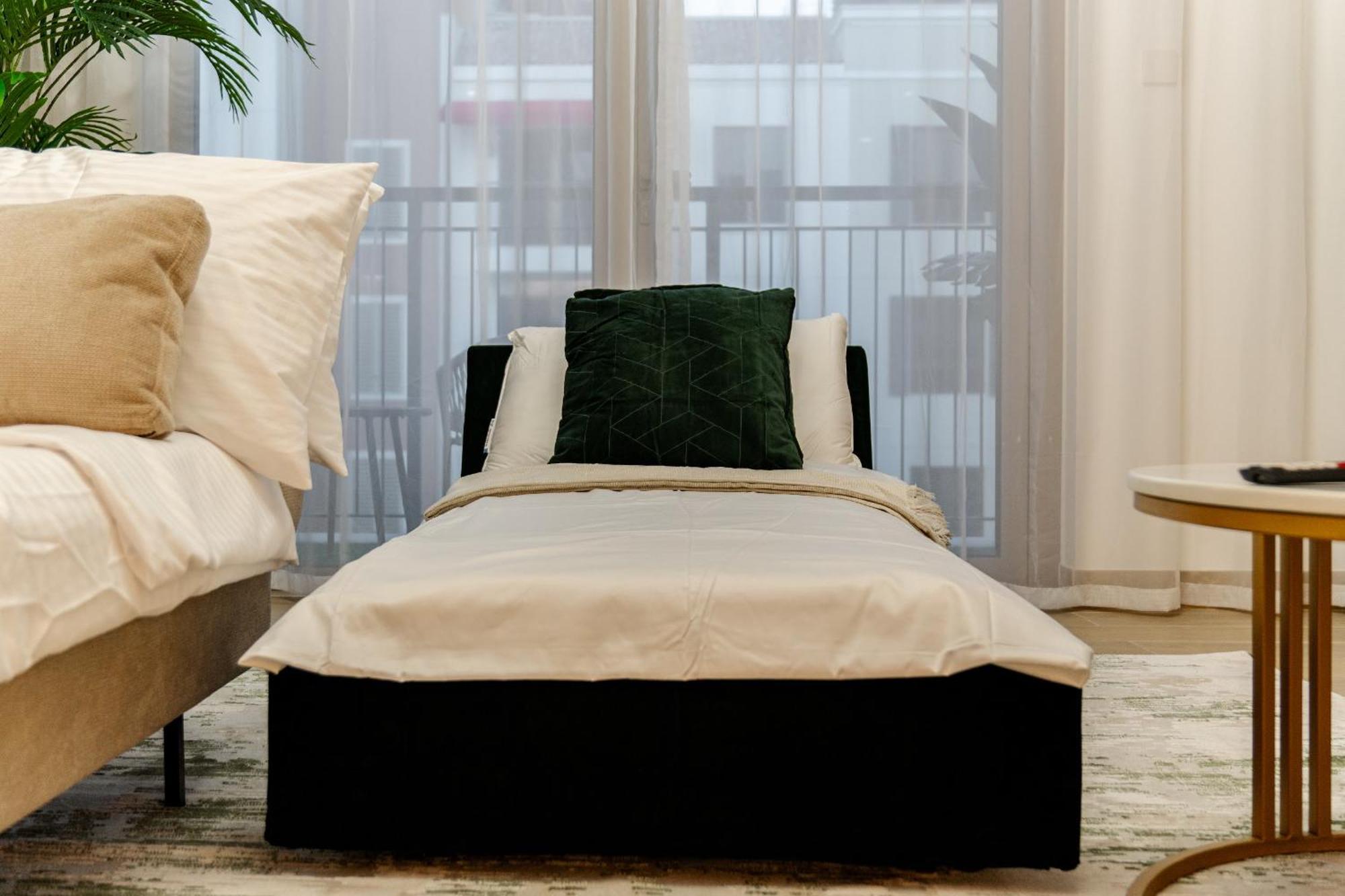 Wake Up To Yacht Views - 1br With Private Access & Baby Gear Dubai