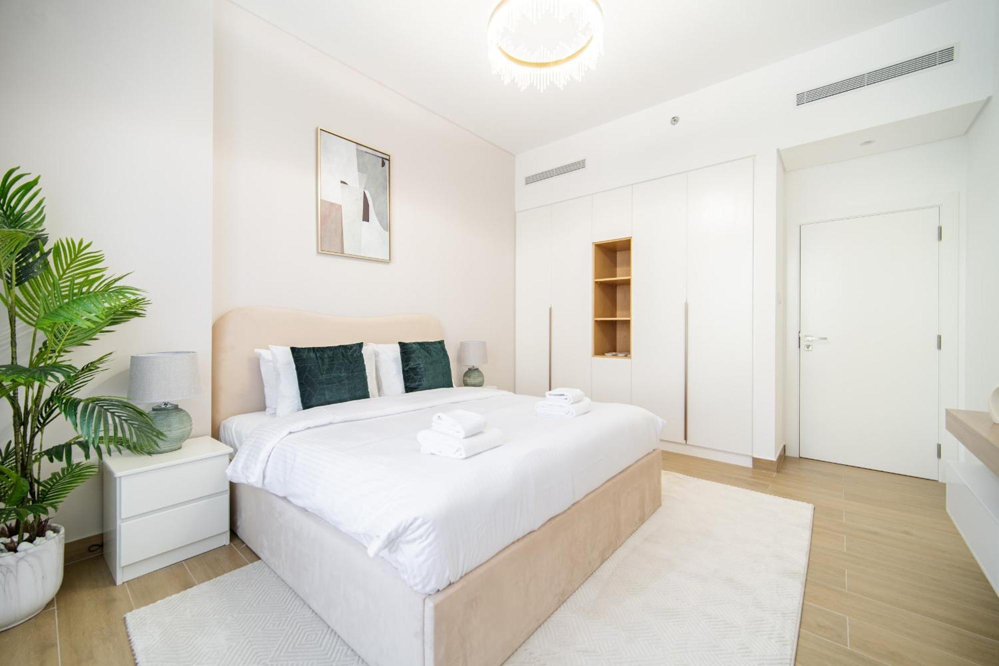 Apartment Wake Up To Yacht Views - 1br With Private Access & Baby Gear