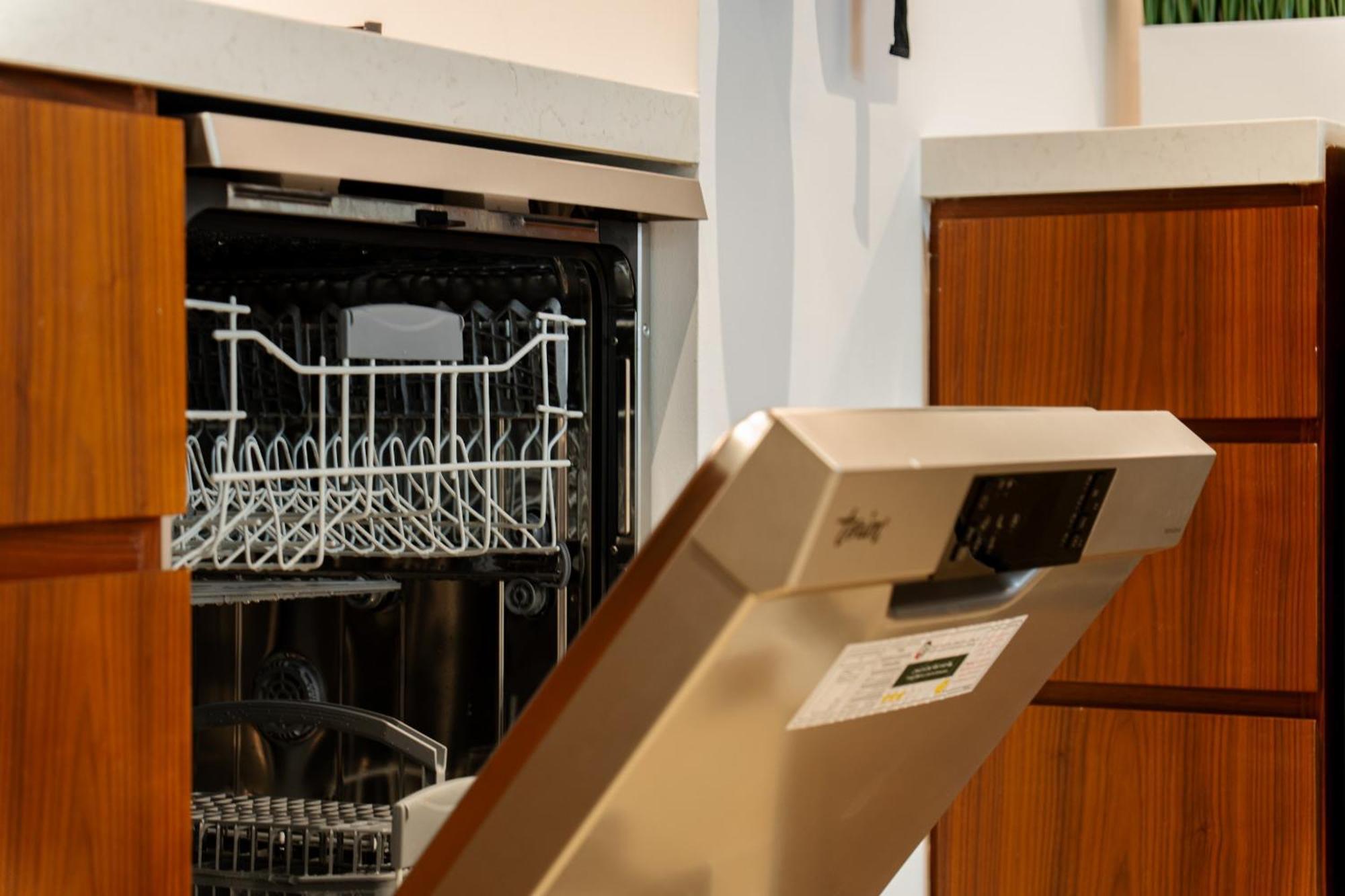 Wake Up To Yacht Views - 1br With Private Access & Baby Gear *