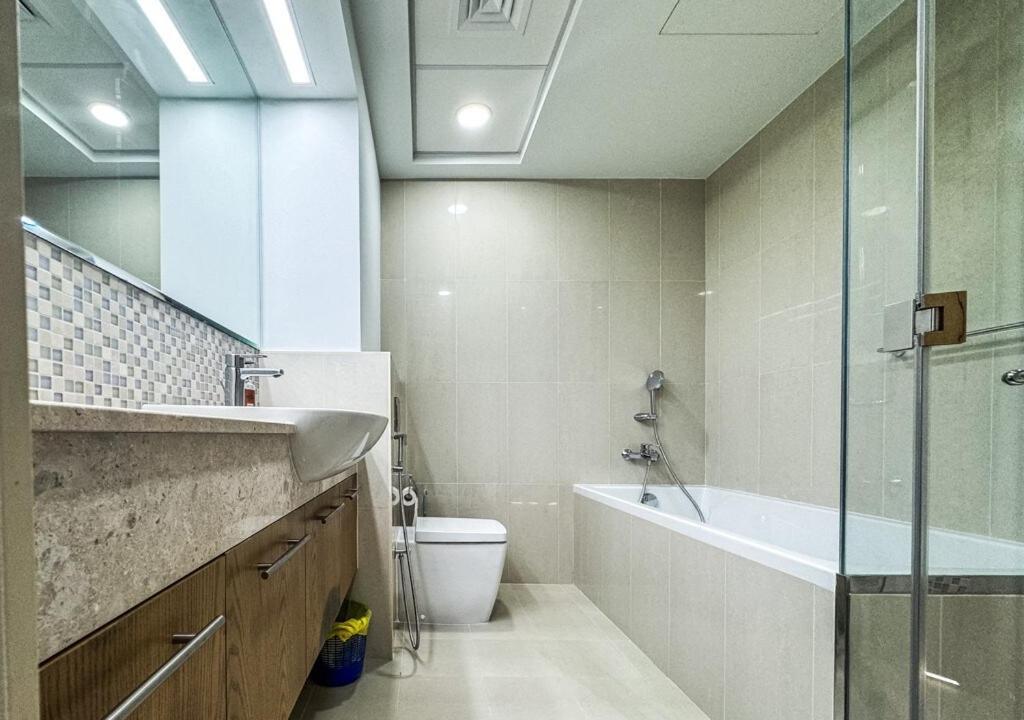 Dreamshoma-1b Spacious