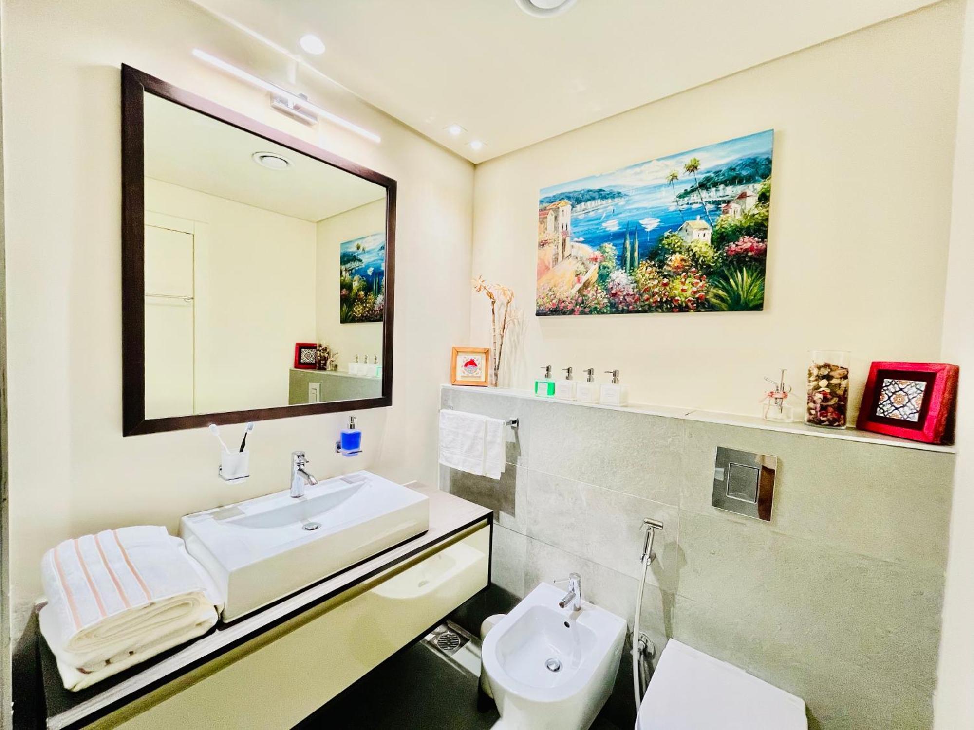 Spacious Spectacular Skyline View In Heart Of Apartment *