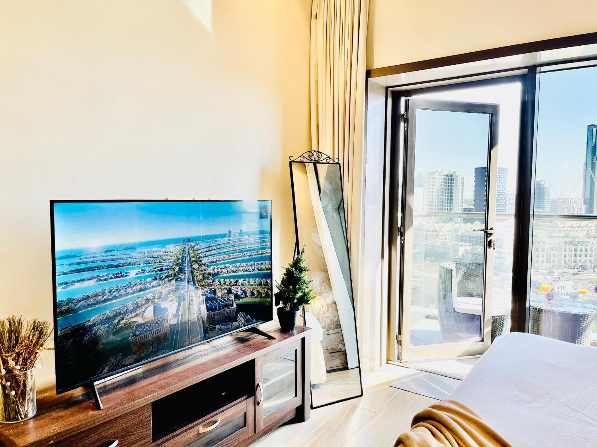 Spacious Spectacular Skyline View In Heart Of Apartment *