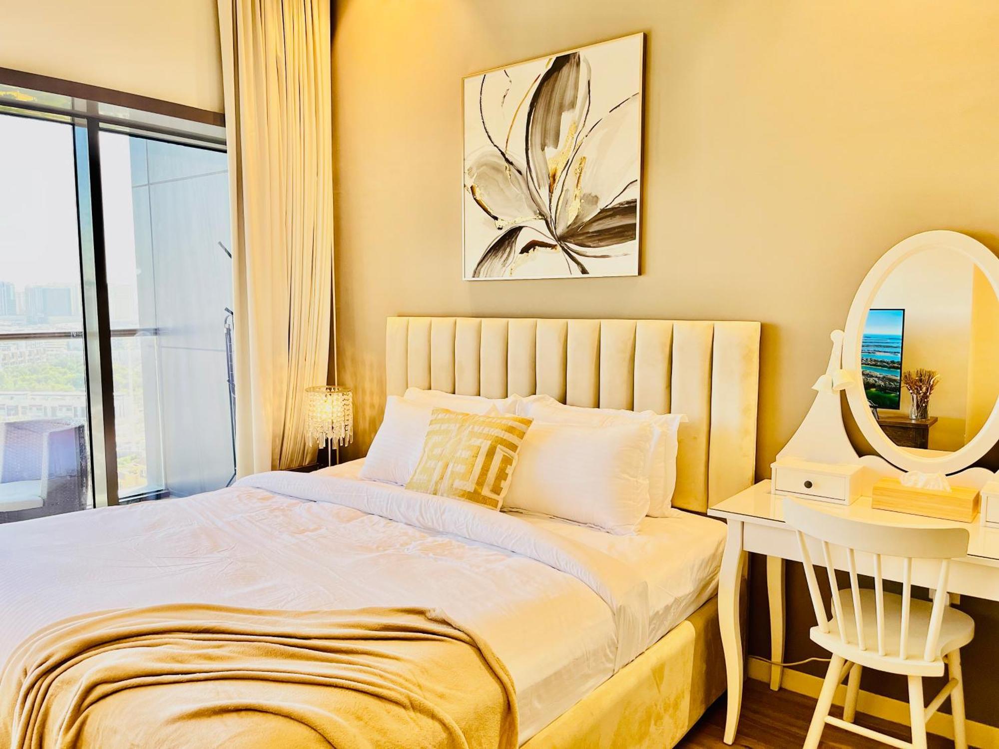 Spacious Spectacular Skyline View In Heart Of Apartment *