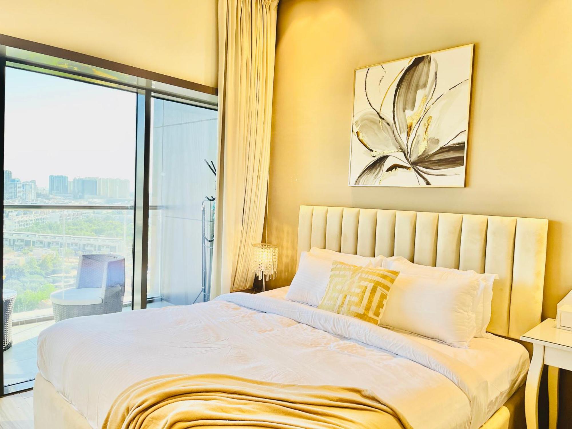 Spacious Spectacular Skyline View In Heart Of