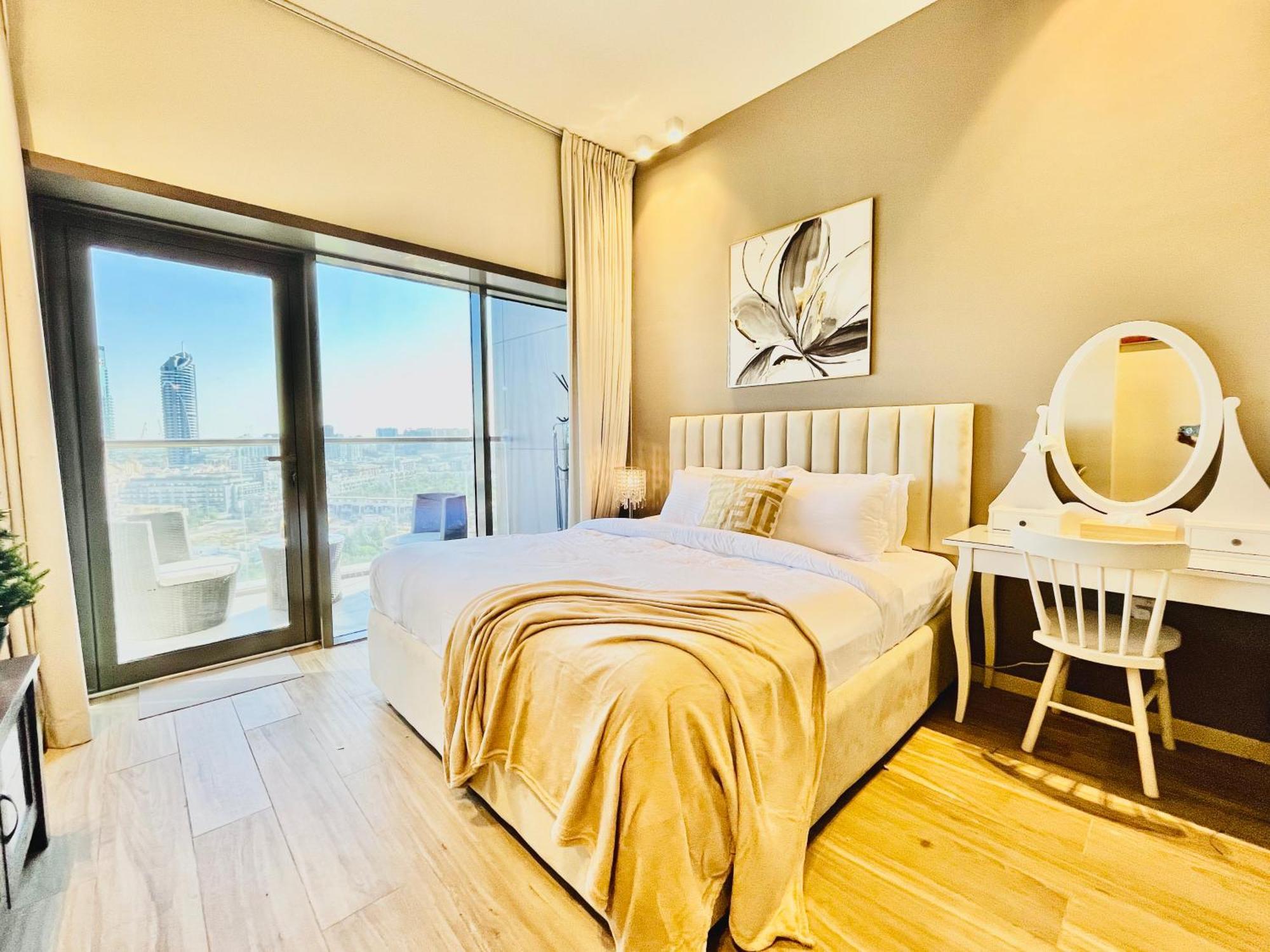 Spacious Spectacular Skyline View In Heart Of Apartment