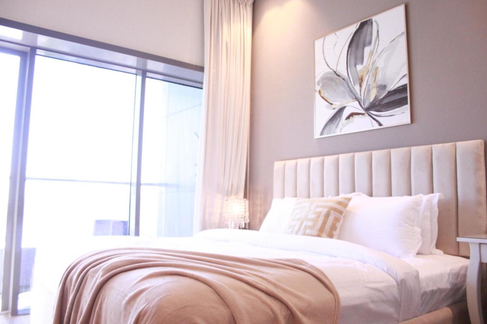 Spacious Spectacular Skyline View In Heart Of