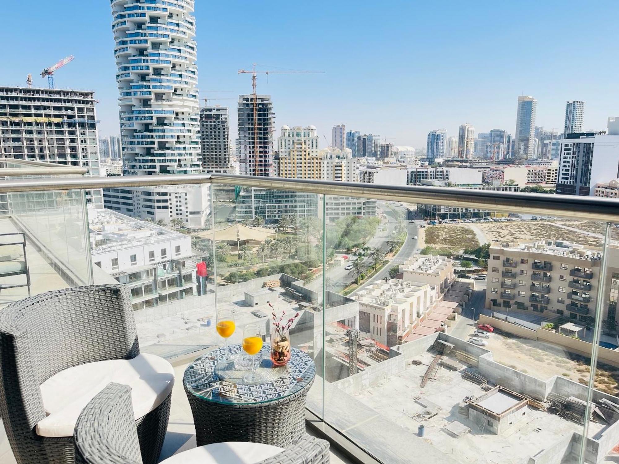 Spacious Spectacular Skyline View In Heart Of Apartment *