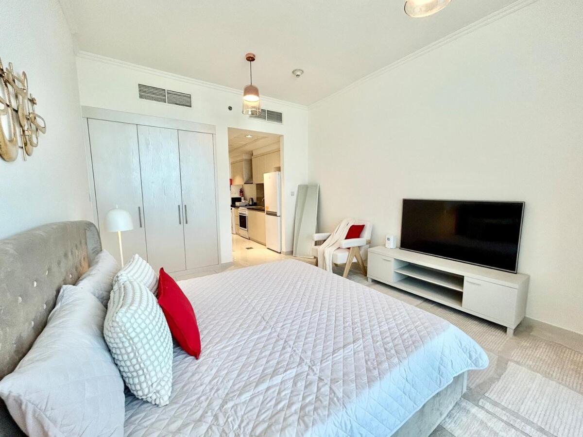 Homes 2 Retreat - Cozy With Balcony & Desert Views In Damac Hills 1 Dubai