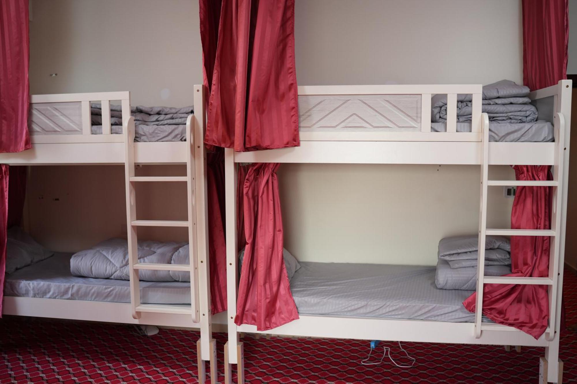Capsule hotel Yellow Parrot Jbr