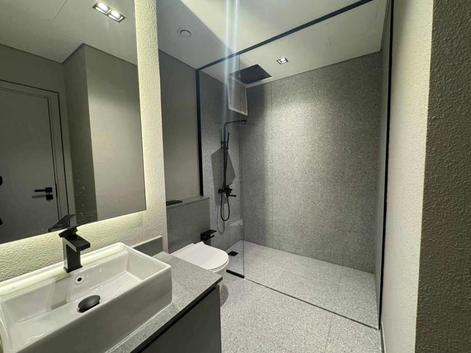 Brand New Designer 1-bedroom With Free Parking Apartment