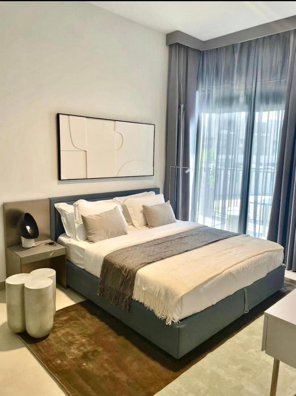 Apartment Brand New Designer 1-bedroom With Free Parking