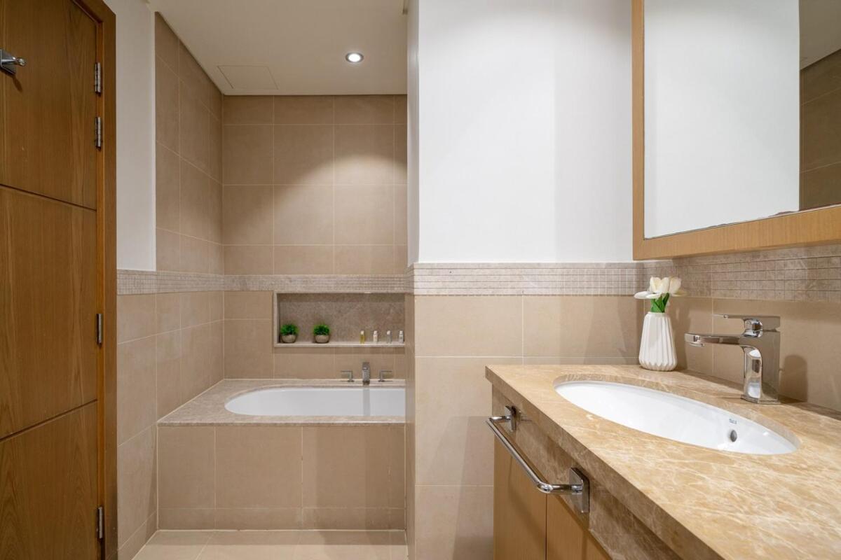 Apartment New Stunning 2br With Burj Khalifa View & Mall Tunnel Access Dubai