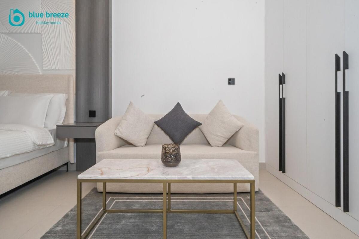 Blue Breeze - Trendy With Balcony & Stylish Interiors *