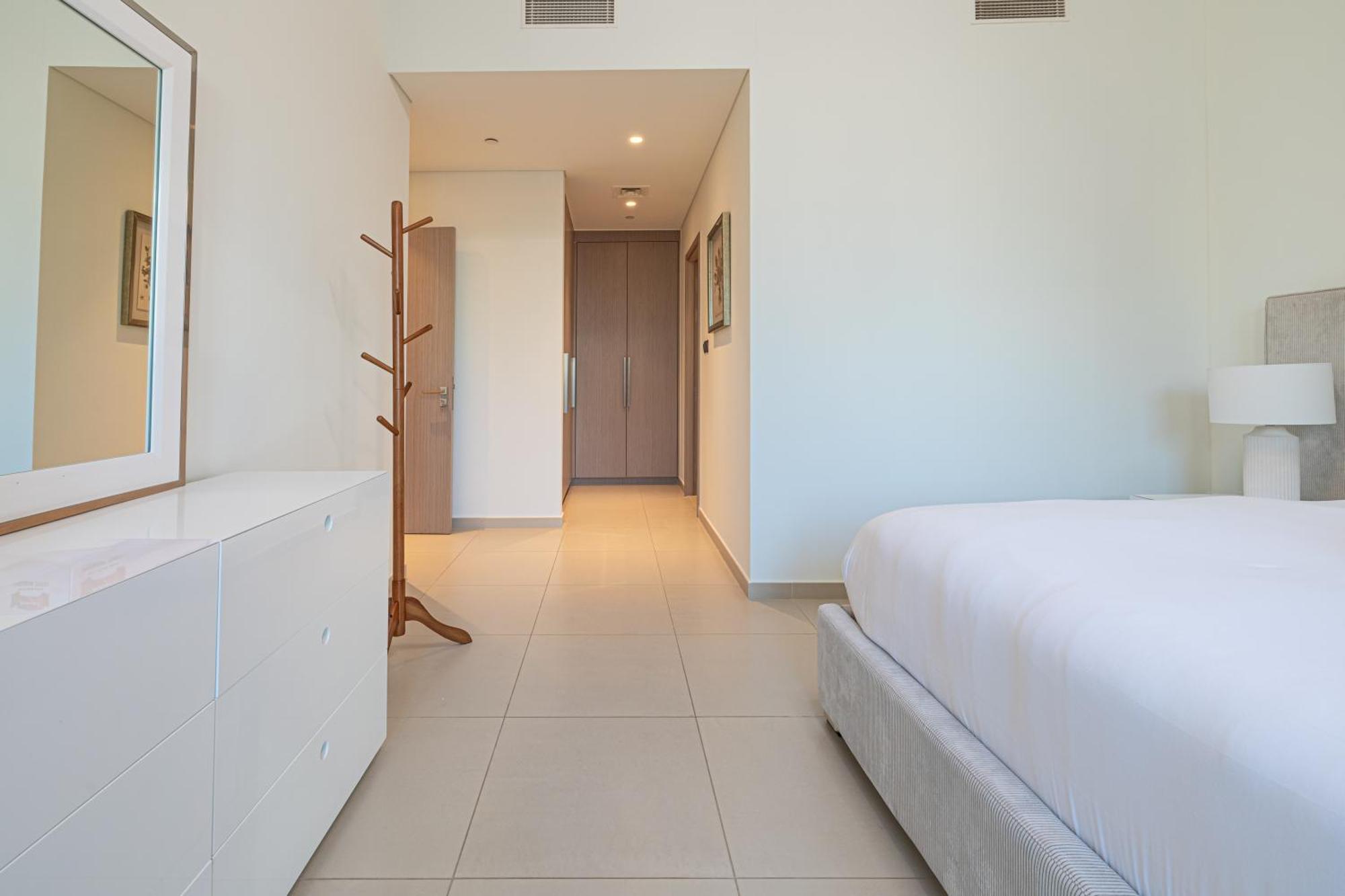 Iconic Downtown 3br Maid In Act One Dubai