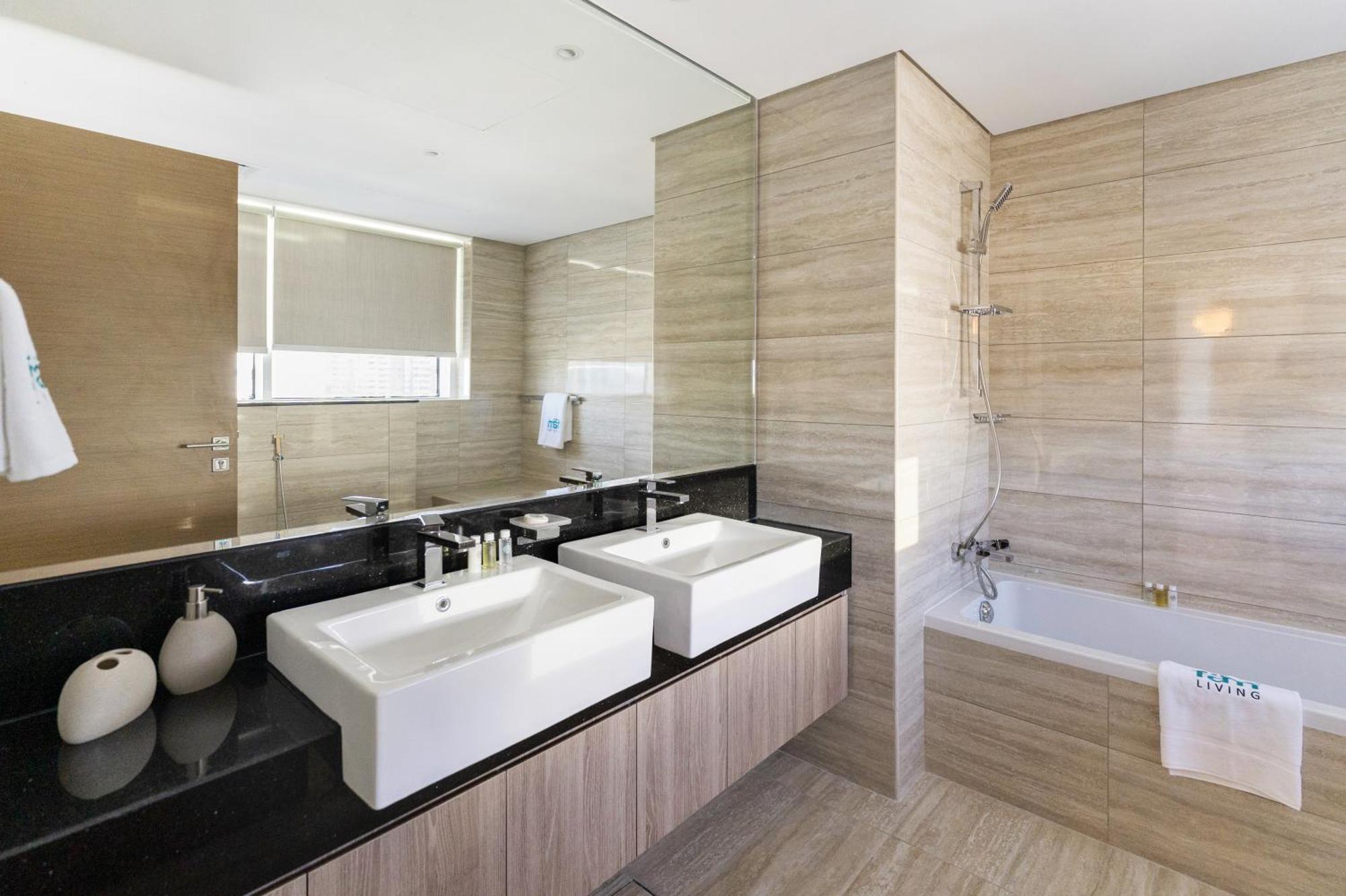 Fam Living Contemporary 2br Oasis Waterfront Comfort Close To Downtown Dubai