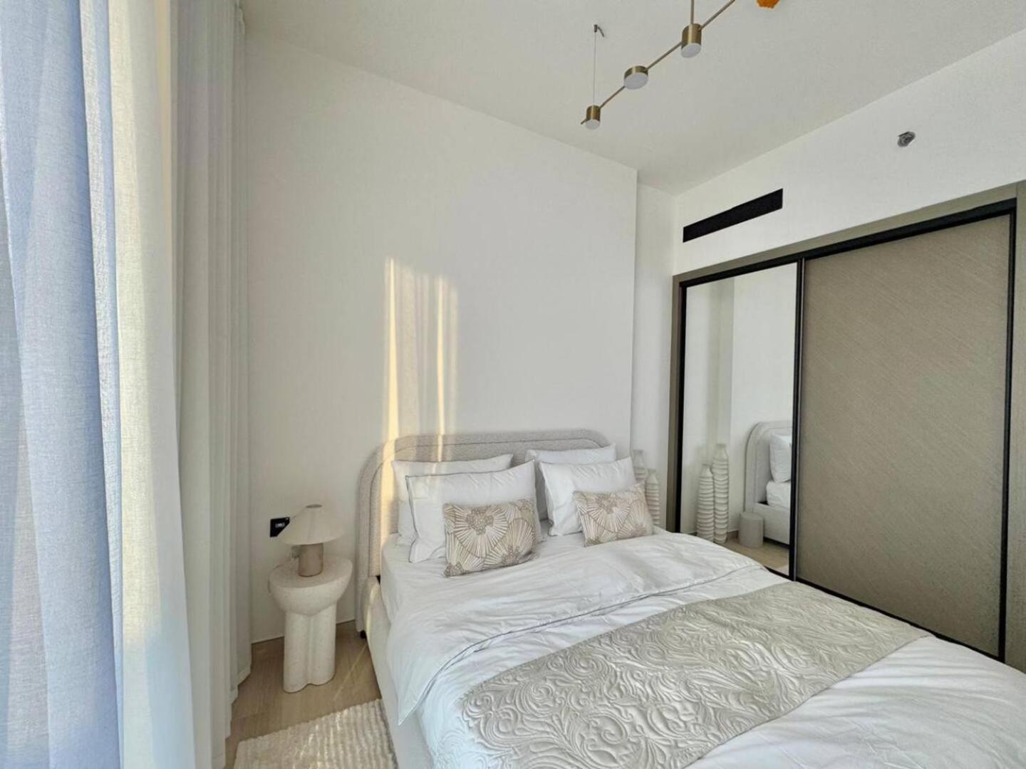 Calm, Modern & Stylish 1br In Jvc *