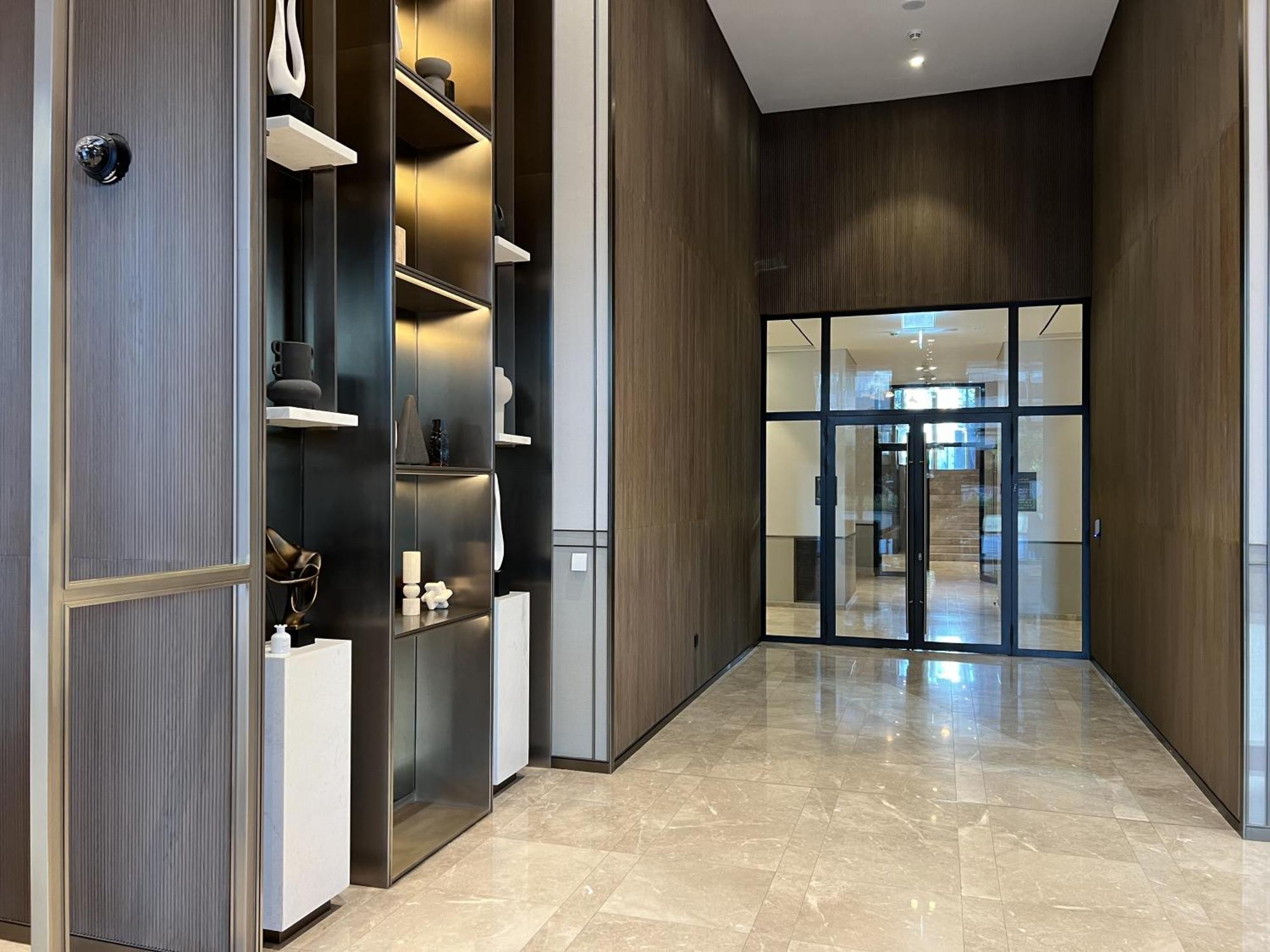 Downtown Luxury - Elegant 1-bedroom - 5 Minutes Walk To Mall