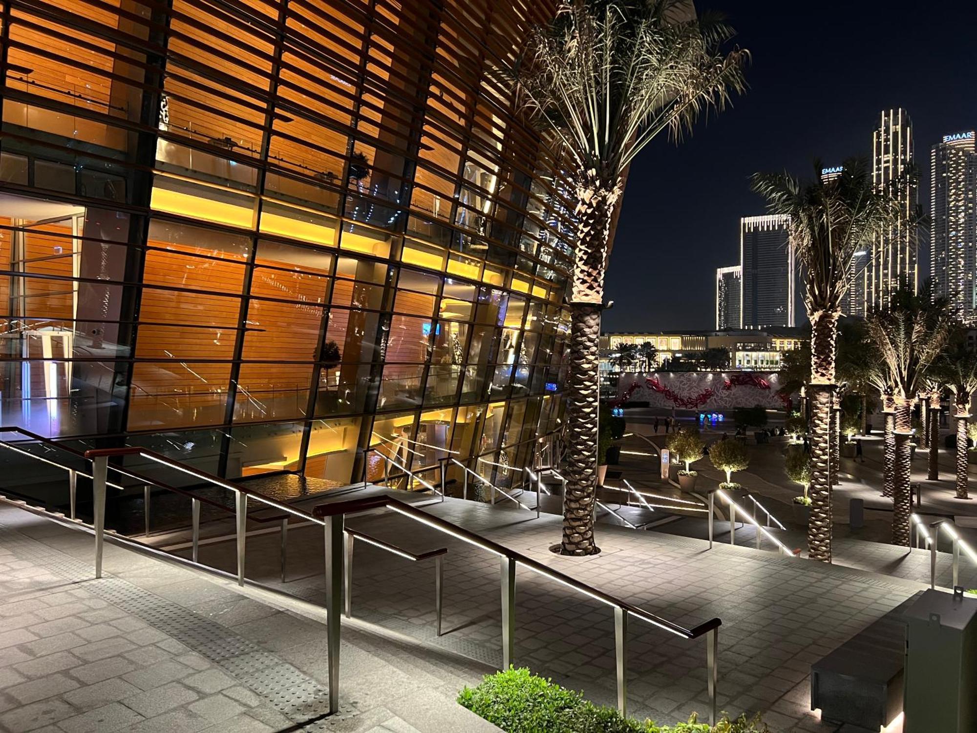 Downtown Luxury - Elegant 1-bedroom - 5 Minutes Walk To Mall * Dubai