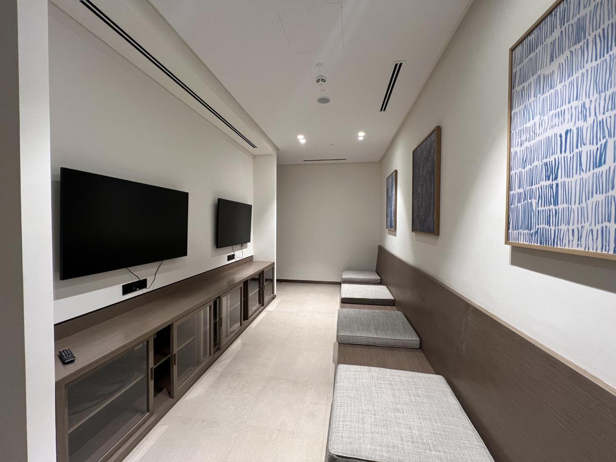 Downtown Luxury - Elegant 1-bedroom - 5 Minutes Walk To Mall